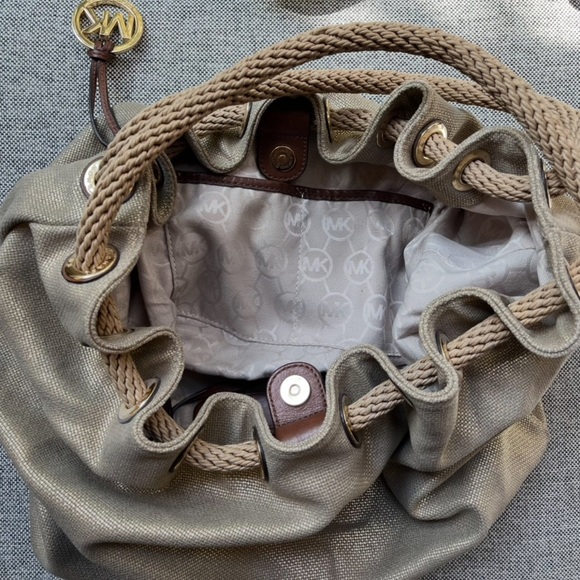 ✨ Michael Kors Marina Gathered
Drawstring Gold Metallic Shimmer
Tote Bag ✨ - Picture 15 of 17